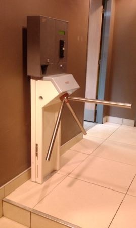 Turniket s mincovním automatem v KFC