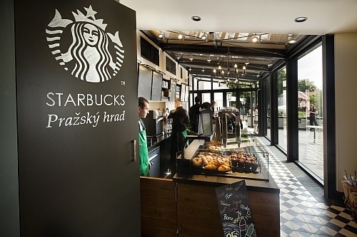 Turniket s mincovním automatem pro Starbucks Pražský hrad