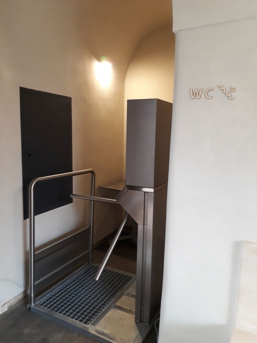 Turniket s mincovním automatem pro wc Restaurace Lví Dvůr