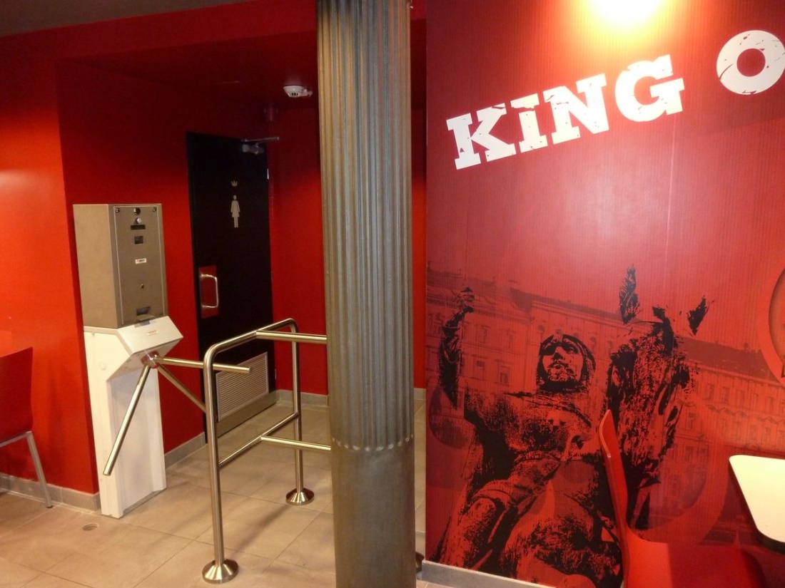 Turniket pro WC  s mincovním automatem v Burger King Praha