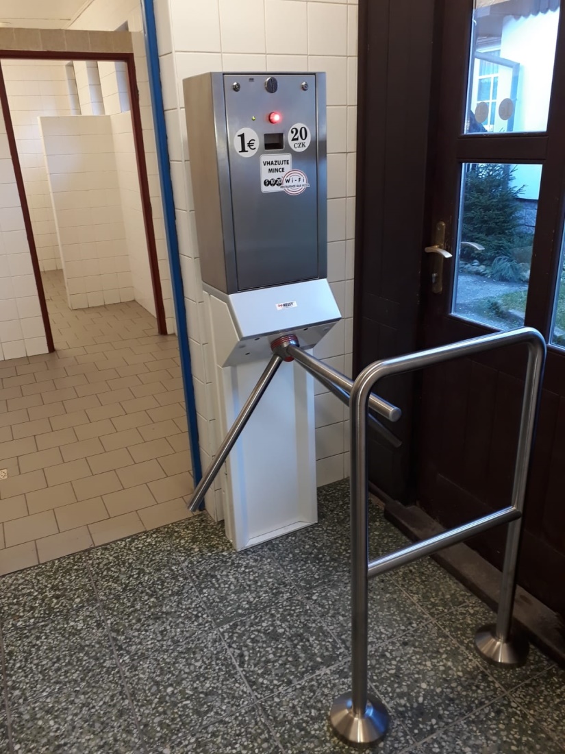 Turniket pro vstup na WC - autobusové nádraží Špindlerův Mlýn